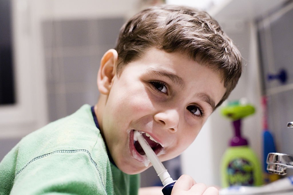 Guide on Brushing Your Teeth with an Electric Toothbrush: Step-by-Step