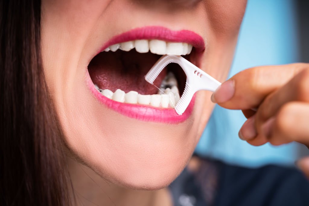 Does flossing help with bad breath